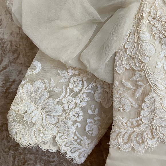 1950s-1960s Vintage Harzfeld’s Wedding Dress Size 8, lace, sheer portions - Picture 6 of 16